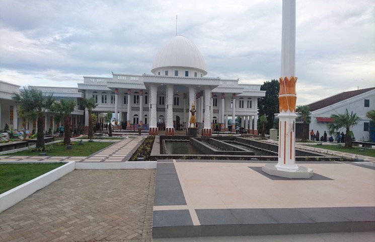 Gubernur Lantik Bupati dan Walikota di Gedung Negara
